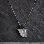 "SEVEN". Meteorito, onix y oro blanco